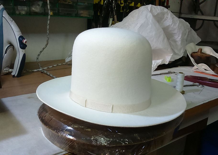 Cappello lapin panna testa alta, tesa 7,5 sbordata e nastro 15 mm. in tinta con finitura fiocco.