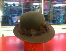 Cappello con piume