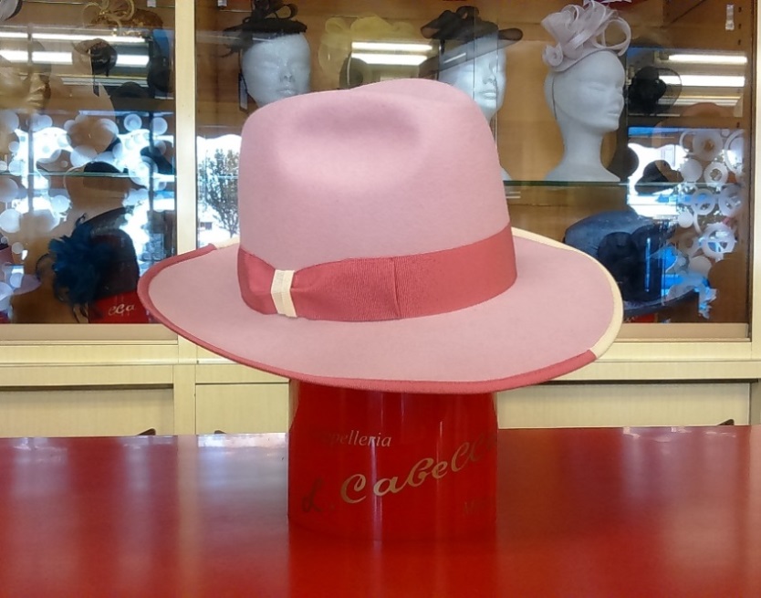 Cappello in lapin taglio Uomo, cupola fedora alta,tesa 7 orlata in contrasto bicolore e nastro bicolore con finitura fiocco.