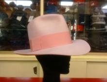 Fedora in lapin rosa, testa alta, tesa 7 sbordata, nastro rosa, sfoderato.