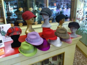 berrettone-scozzese-in-lana-cotta-rosso-in-pile-e-velluto-in-basso-cappello-donna-in-feltro-merinos-in-tanti-altri-colori