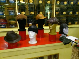 Cappelli, Berretti sportivi, berretti Irlandesi e Cuffie da guida, tutti in morbida Pelle o Renna