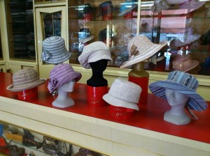 Canneté in vari colori e forme,  berrettone e cloche di lino e cappelli di canneté arricciato