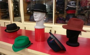 cappello-a-tesa-stretta-verde-in-lana-merinos-stetson-trilby-e-diamante-neri-arrotolabile-in-feltro-lapin-mattone-e-in-alto-diamante-in-lana-merinos-nero-nastro-rigato