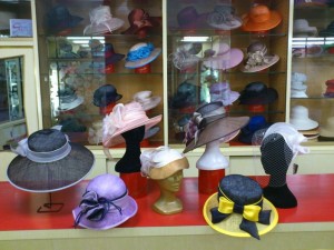 Cappelli cerimonia e acconciature in paglia, organza di seta, georgette e cady. Vasta gamma colori